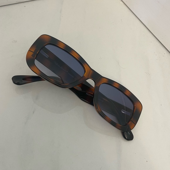 Sunglasses and case - Picture 3 of 4